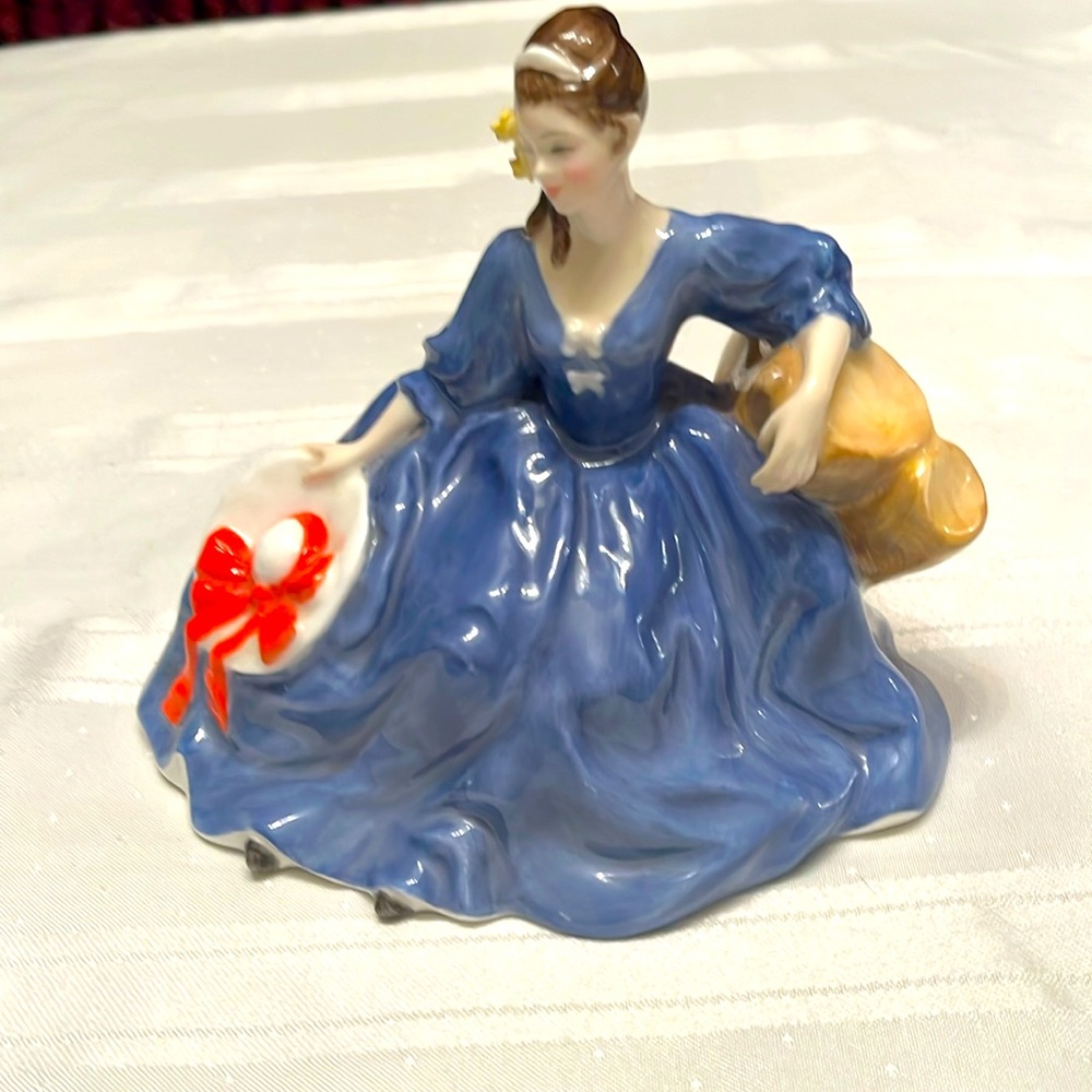 Exquisite Retired Royal Doulton Elyse figurine HN 2429